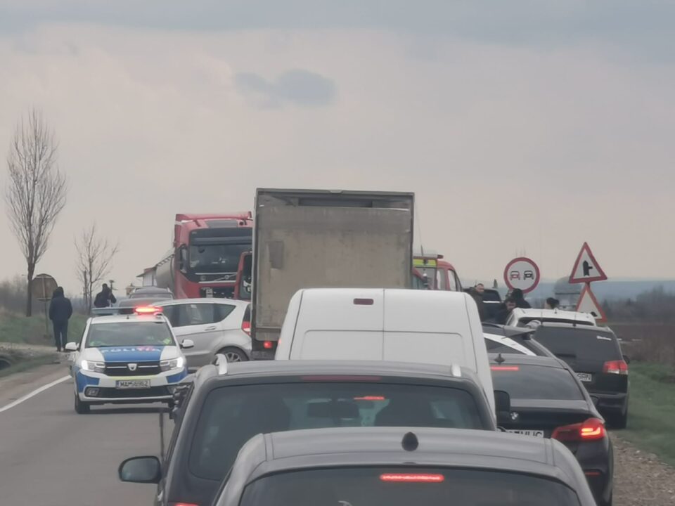 Căruță lovită de o mașină, pe drumul european 85