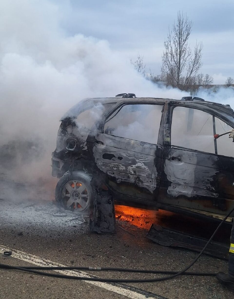 O mașină a ars ca o torță în urma unei ciocniri cu o autoutilitară