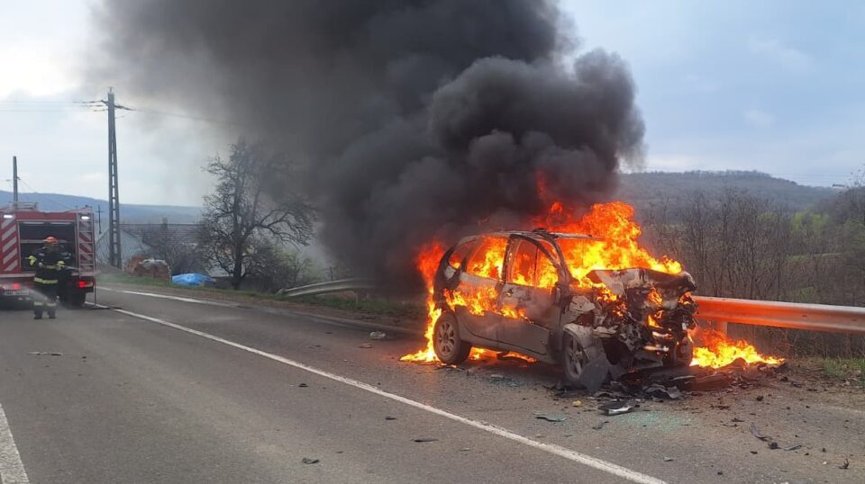 O mașină a ars ca o torță în urma unei ciocniri cu o autoutilitară