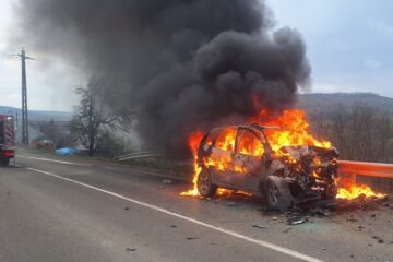O mașină a ars ca o torță în urma unei ciocniri cu o autoutilitară