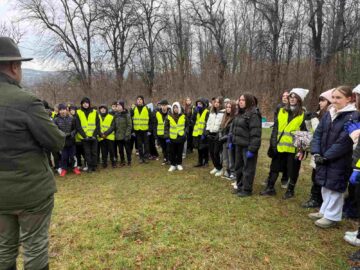 „100 de copii pentru 100 de stejari”. Elevi ai Școlii Nr. 4, într-o acțiune de plantare la Dărmănești