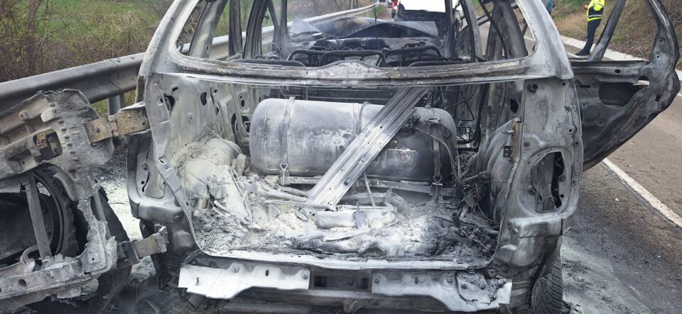 O mașină a ars ca o torță în urma unei ciocniri cu o autoutilitară