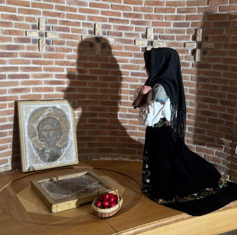 „Pe tine te fericim”, interpretată de Mihaela Florea și Grupul vocal „Flori din Bucovina și Moldova”