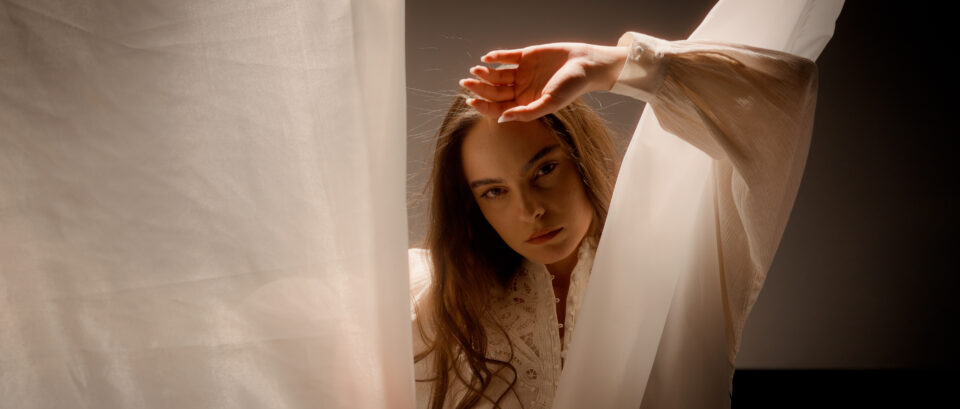 Suceveanca Denisa Puițău, cunoscută de la „Vocea României”, a lansat prima piesă originală, „Nu m-ai ocolit”