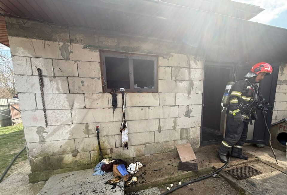 O femeie care a suferit intoxicație cu fum și un atac de panică în urma unui incendiu, dusă la spital O femeie care a suferit intoxicație cu fum și un atac de panică în urma unui incendiu, dusă la spital