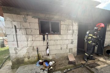 O femeie care a suferit intoxicație cu fum și un atac de panică în urma unui incendiu, dusă la spital