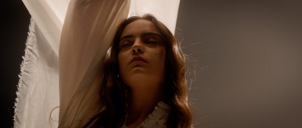 Suceveanca Denisa Puițău, cunoscută de la „Vocea României”, a lansat prima piesă originală, „Nu m-ai ocolit”