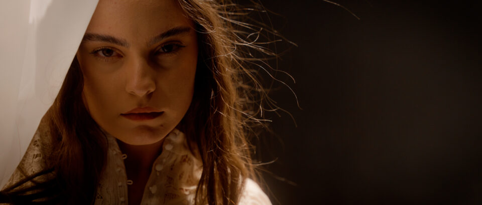 Suceveanca Denisa Puițău, cunoscută de la „Vocea României”, a lansat prima piesă originală, „Nu m-ai ocolit”