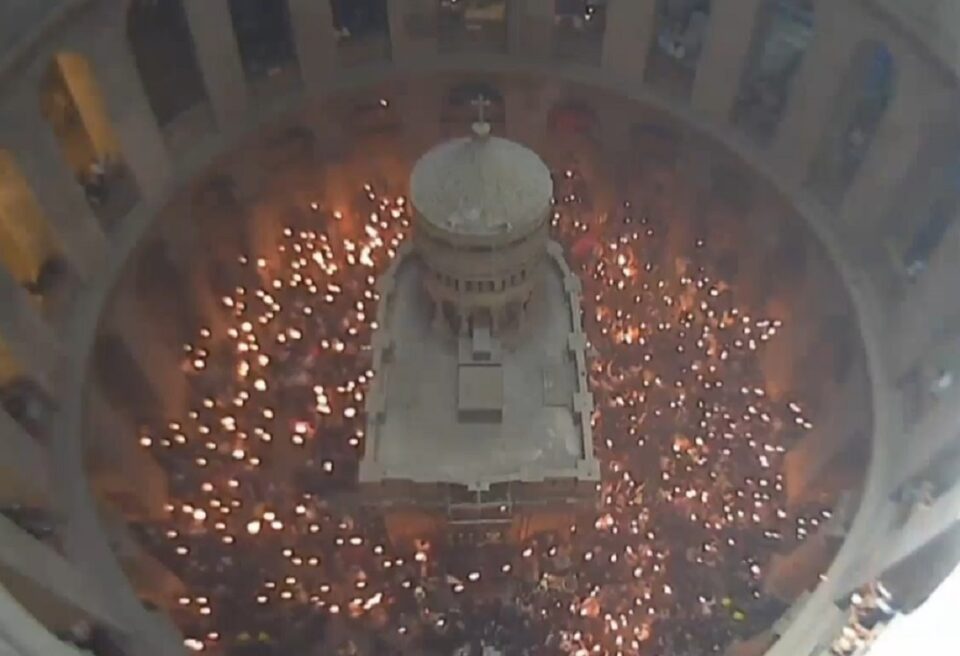 Sfânta Lumină s-a pogorât la Mormântul Învierii din Ierusalim. Lumina Harică va ajunge la Suceava în jurul orei 20:20 Sfânta Lumină s-a pogorât la Mormântul Învierii din Ierusalim. Lumina Harică va ajunge la Suceava în jurul orei 20:20