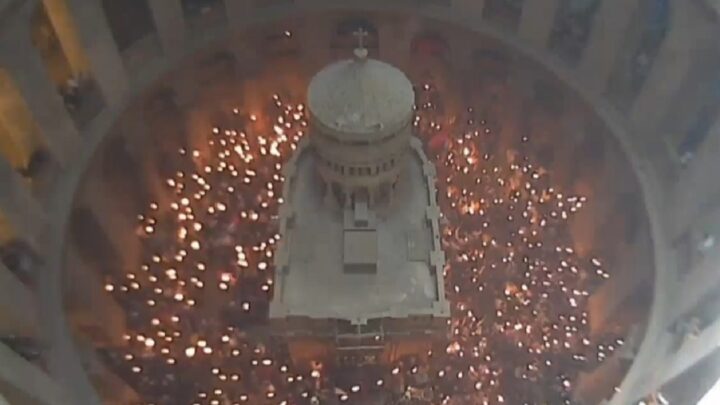 Sfânta Lumină s-a pogorât la Mormântul Învierii din Ierusalim. Lumina Harică va ajunge la Suceava în jurul orei 20:20