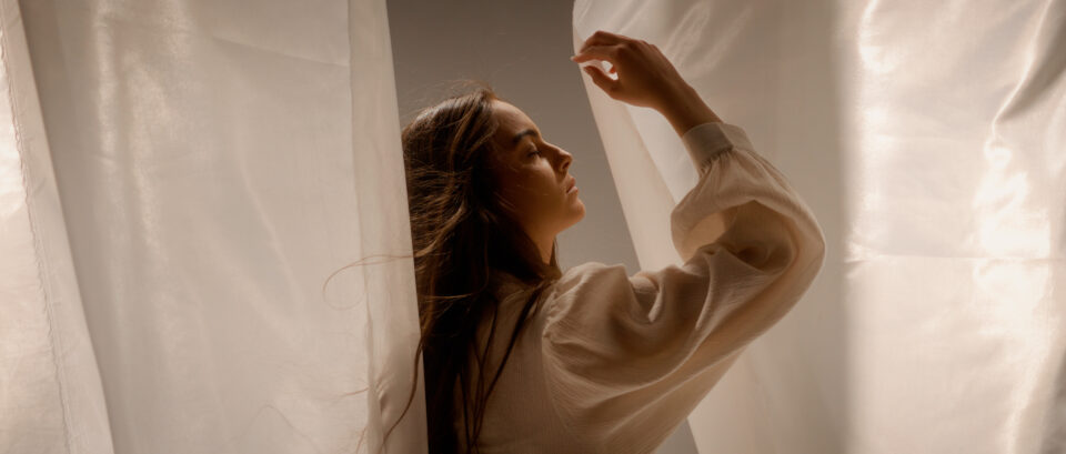 Suceveanca Denisa Puițău, cunoscută de la „Vocea României”, a lansat prima piesă originală, „Nu m-ai ocolit”