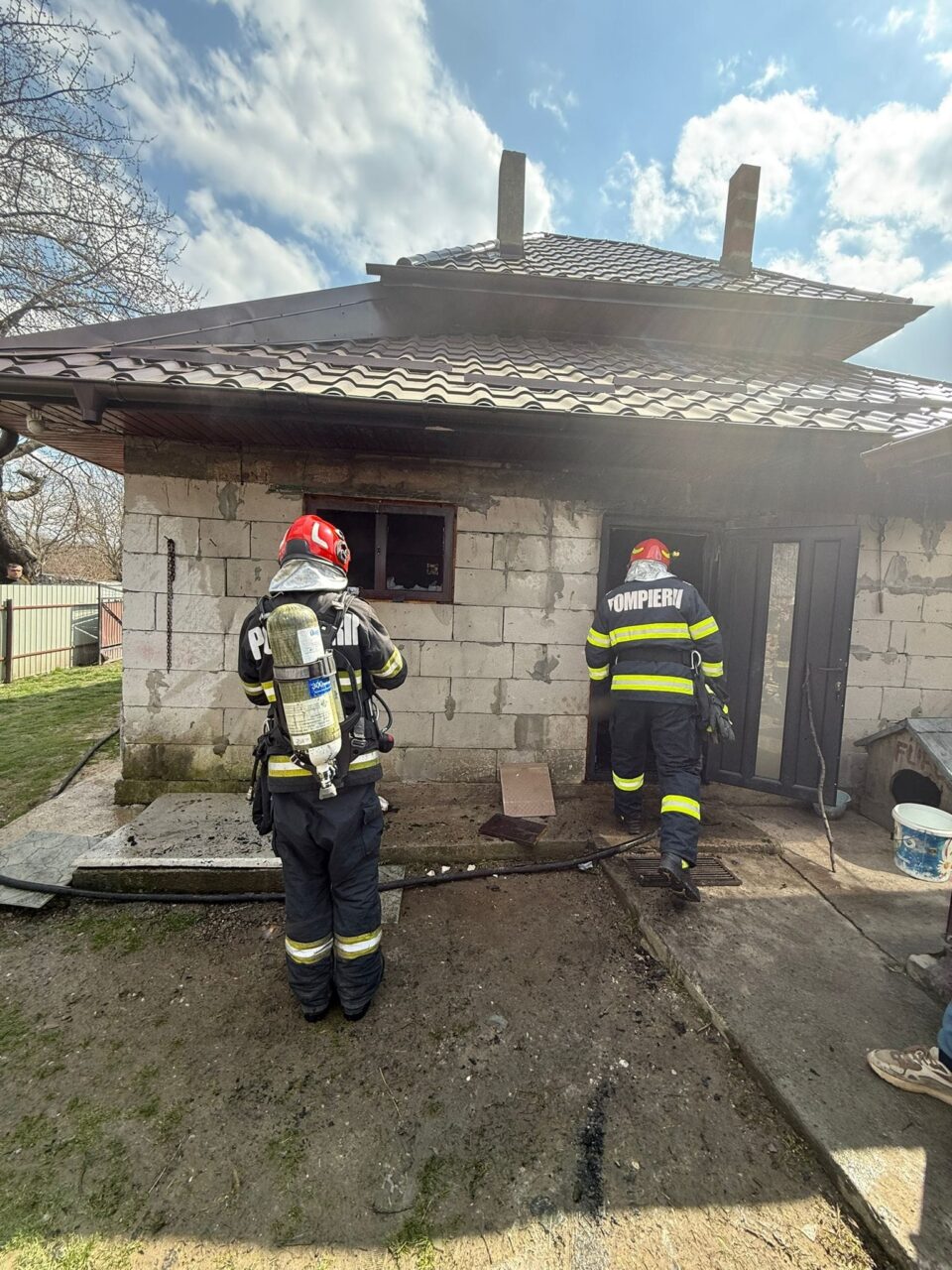 O femeie care a suferit intoxicație cu fum și un atac de panică în urma unui incendiu, dusă la spital