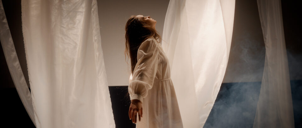 Suceveanca Denisa Puițău, cunoscută de la „Vocea României”, a lansat prima piesă originală, „Nu m-ai ocolit”