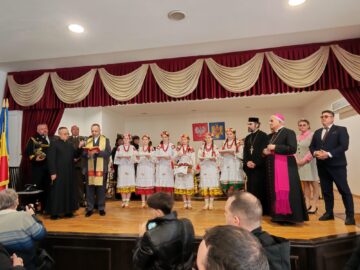 Peste 300 de persoane din comunitatea poloneză din Bucovina s-au întâlnit la ”Împărțirea cu oul sfințit”