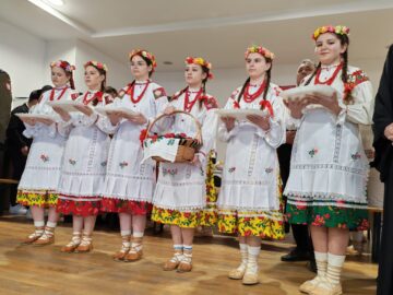 Peste 300 de persoane din comunitatea poloneză din Bucovina s-au întâlnit la ”Împărțirea cu oul sfințit”