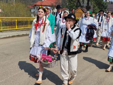 Peste 300 de persoane din comunitatea poloneză din Bucovina s-au întâlnit la ”Împărțirea cu oul sfințit”