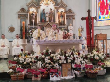 Peste 300 de persoane din comunitatea poloneză din Bucovina s-au întâlnit la ”Împărțirea cu oul sfințit”