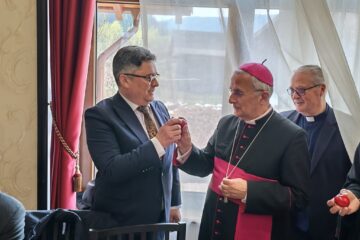 Peste 300 de persoane din comunitatea poloneză din Bucovina s-au întâlnit la ”Împărțirea cu oul sfințit”