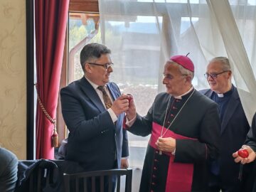 Peste 300 de persoane din comunitatea poloneză din Bucovina s-au întâlnit la ”Împărțirea cu oul sfințit”