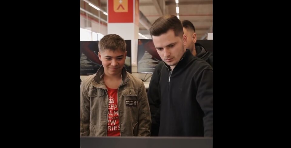 Tinerii din PSD Suceava au adus un strop de liniște și bucurie unui copil de 12 ani care și-a pierdut recent mama Tinerii din PSD Suceava au adus un strop de liniște și bucurie unui copil de 12 ani care și-a pierdut recent mama