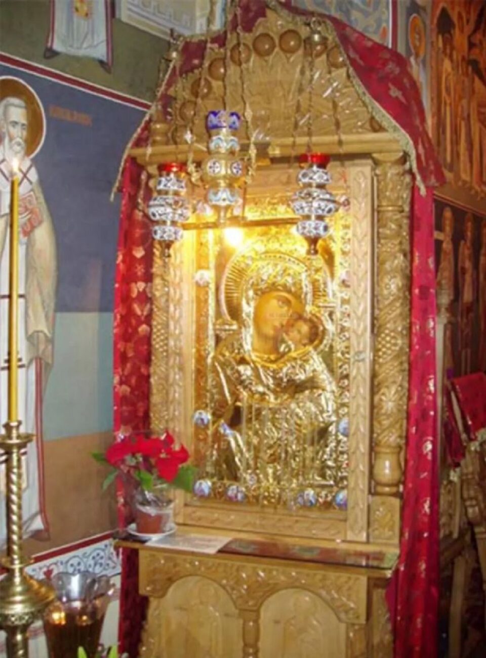 În Vinerea Luminată, la sărbătoarea Izvorului Tămăduirii, hram la biserica din curtea Spitalului Vechi Suceava