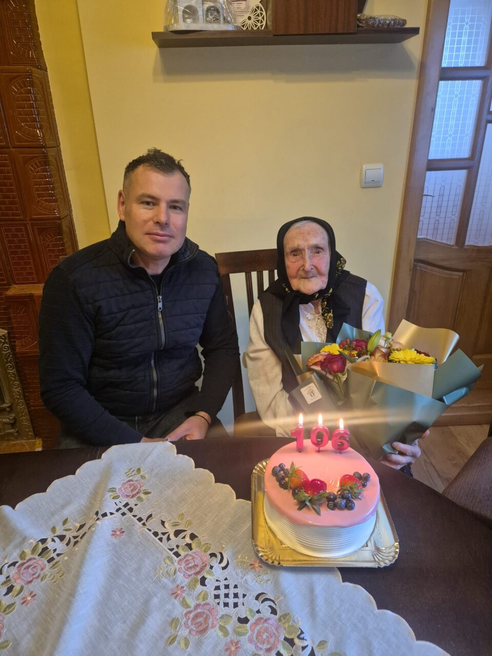 Primarul din Sucevița, Liviu Bodnărescu, i-a oferit sărbătoritei un tort și un frumos buchet de flori, în semn de respect din partea întregii comunități locale