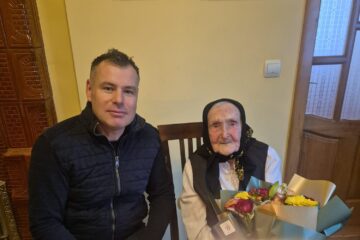 Primarul din Sucevița, Liviu Bodnărescu, i-a oferit sărbătoritei un tort și un frumos buchet de flori, în semn de respect din partea întregii comunități locale Primarul din Sucevița, Liviu Bodnărescu, i-a oferit sărbătoritei un tort și un frumos buchet de flori, în semn de respect din partea întregii comunități locale