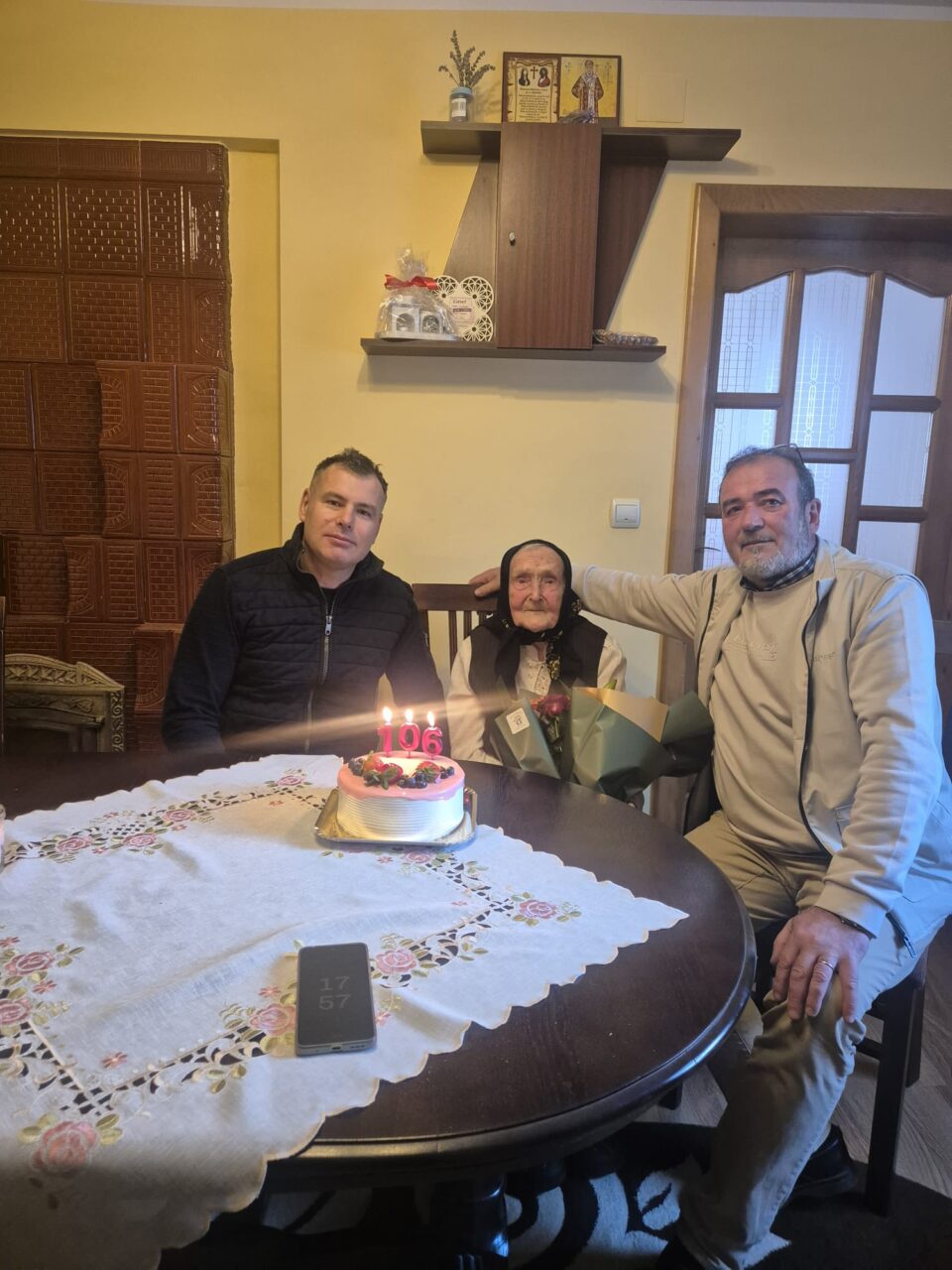 Primarul din Sucevița, Liviu Bodnărescu, i-a oferit sărbătoritei un tort și un frumos buchet de flori, în semn de respect din partea întregii comunități locale  