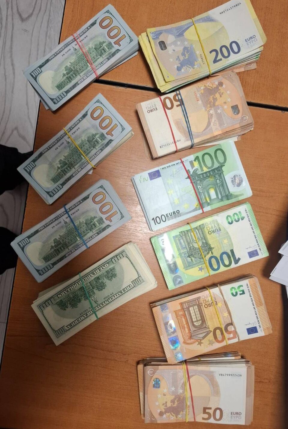 Sume mari în dolari și euro, confiscate din spațiul de odihnă al șoferilor unui autocar verificat în Vama Siret