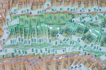 Sume mari în dolari și euro, confiscate din spațiul de odihnă al șoferilor unui autocar verificat în Vama Siret