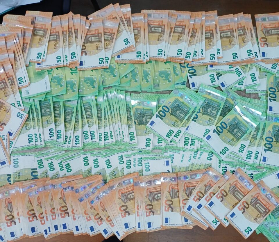 Sume mari în dolari și euro, confiscate din spațiul de odihnă al șoferilor unui autocar verificat în Vama Siret