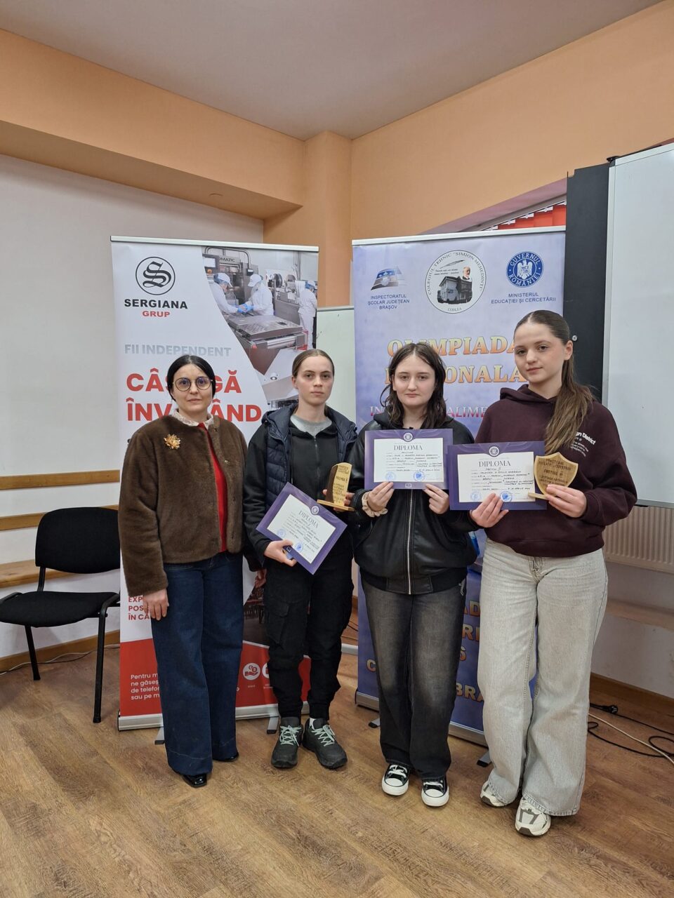 Eleve de la Colegiul „Andronic Motrescu” Rădăuți, premiate la Olimpiada Națională de Industrie Alimentară Eleve de la Colegiul „Andronic Motrescu” Rădăuți, premiate la Olimpiada Națională de Industrie Alimentară
