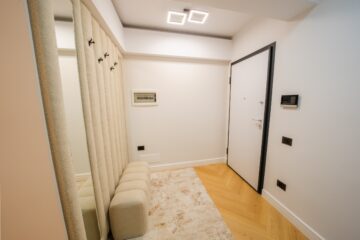 Mergi la fosta fabrică de sticlă din Suceava pentru a vedea un model de apartament la show-room-ul dezvoltatorului Ucasy Homes