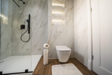 Mergi la fosta fabrică de sticlă din Suceava pentru a vedea un model de apartament la show-room-ul dezvoltatorului Ucasy Homes