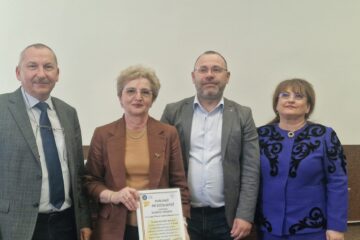Directoarea Tatiana Hladiuc alături de reprezentanți ai IȘJ Directoarea Tatiana Hladiuc alături de reprezentanți ai IȘJ