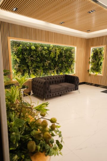 Mergi la fosta fabrică de sticlă din Suceava pentru a vedea un model de apartament la show-room-ul dezvoltatorului Ucasy Homes