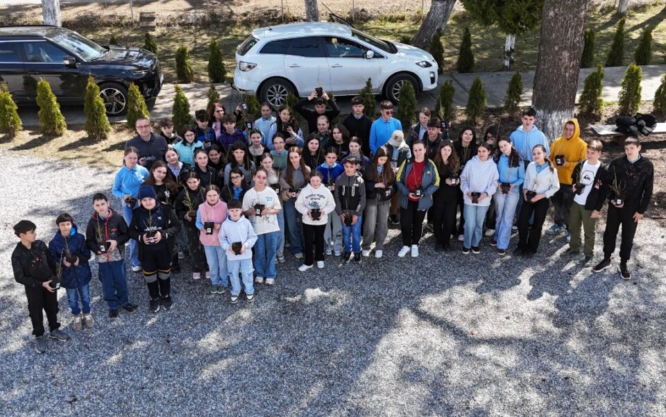 „Pădurea Copiilor” – 1.000 de copii și 1.000 de puieți plantați în curțile a 9 școli