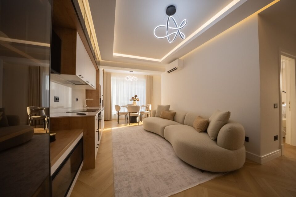 Mergi la fosta fabrică de sticlă din Suceava pentru a vedea un model de apartament la show-room-ul dezvoltatorului Ucasy Homes