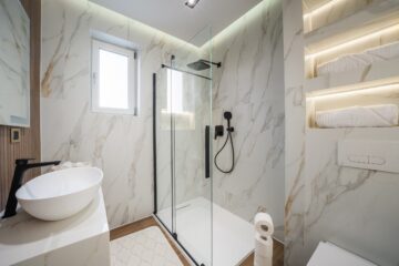 Mergi la fosta fabrică de sticlă din Suceava pentru a vedea un model de apartament la show-room-ul dezvoltatorului Ucasy Homes