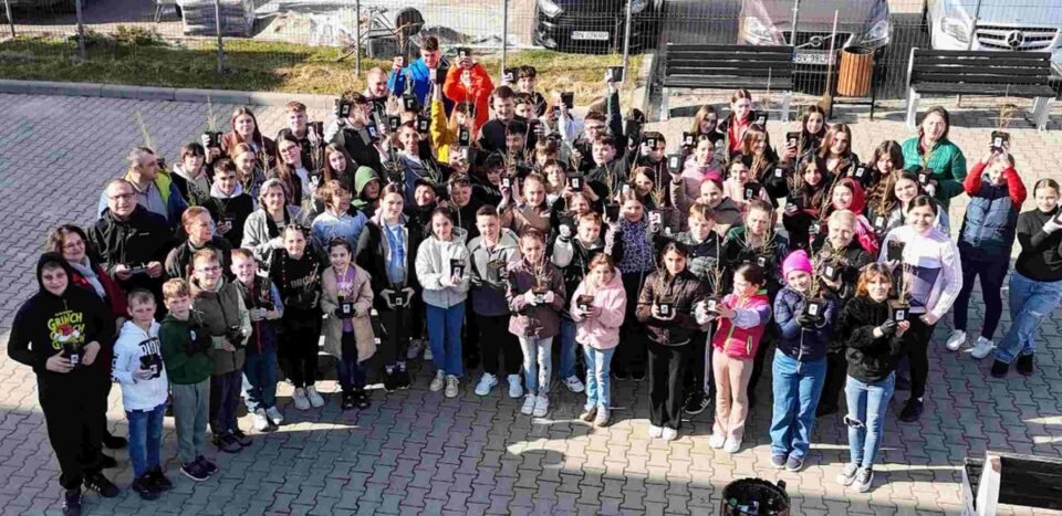 „Pădurea Copiilor” – 1.000 de copii și 1.000 de puieți plantați în curțile a 9 școli