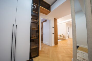 Mergi la fosta fabrică de sticlă din Suceava pentru a vedea un model de apartament la show-room-ul dezvoltatorului Ucasy Homes