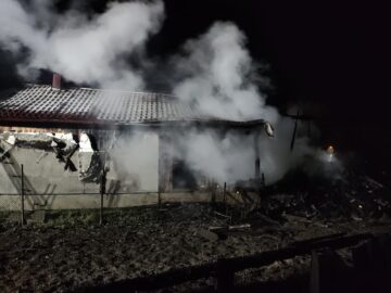 Incendiu foarte puternic, în miez de noapte, extins la două gospodării