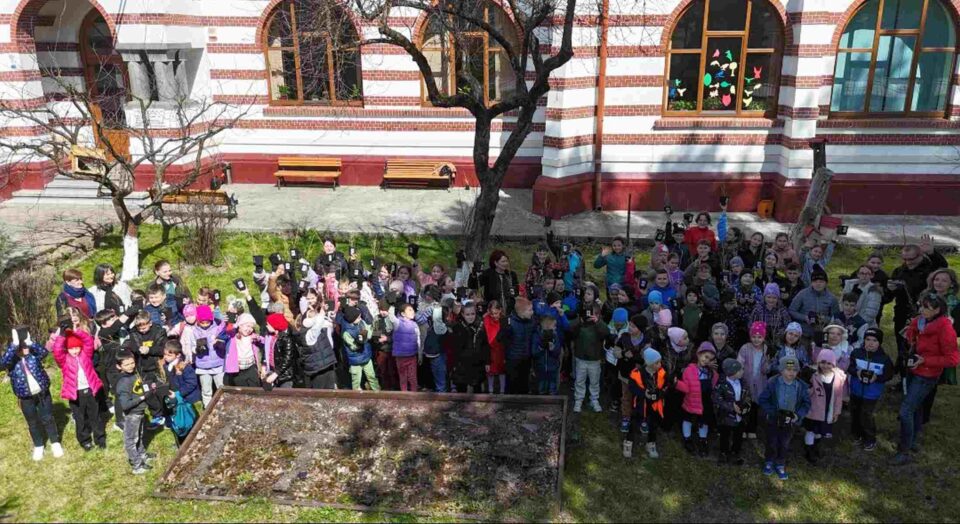 „Pădurea Copiilor” – 1.000 de copii și 1.000 de puieți plantați în curțile a 9 școli