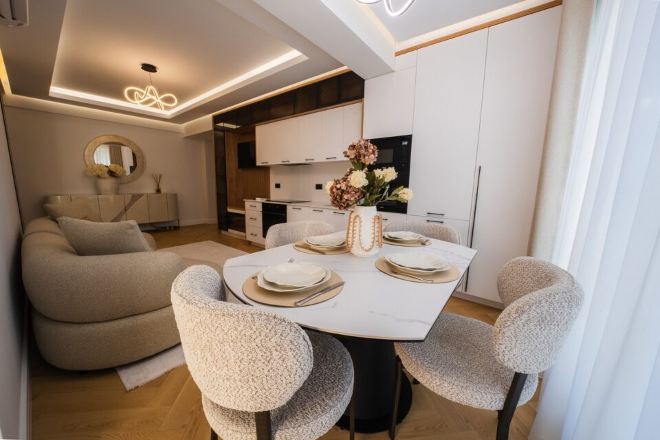 Mergi la fosta fabrică de sticlă din Suceava pentru a vedea un model de apartament la show-room-ul dezvoltatorului Ucasy Homes