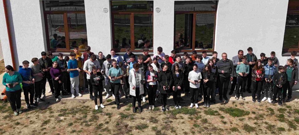 „Pădurea Copiilor” – 1.000 de copii și 1.000 de puieți plantați în curțile a 9 școli