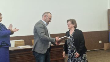 Directoarea Tatiana Hladiuc, de la Colegiul Alimentar, sărbătorită la final de carieră, chiar de ziua sa