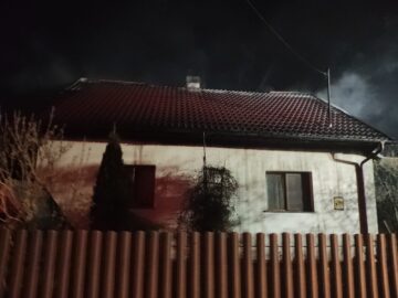 Incendiu foarte puternic, în miez de noapte, extins la două gospodării