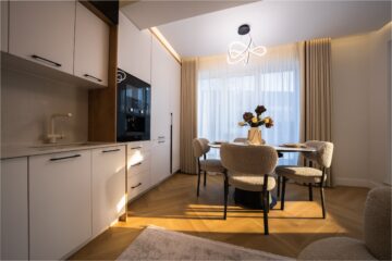 Mergi la fosta fabrică de sticlă din Suceava pentru a vedea un model de apartament la show-room-ul dezvoltatorului Ucasy Homes