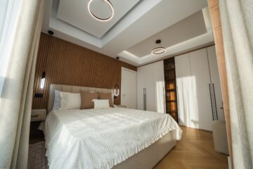 Mergi la fosta fabrică de sticlă din Suceava pentru a vedea un model de apartament la show-room-ul dezvoltatorului Ucasy Homes