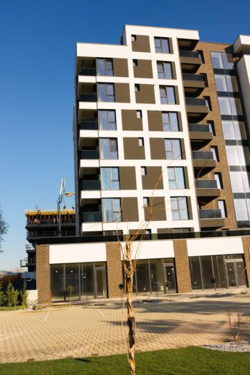 Mergi la fosta fabrică de sticlă din Suceava pentru a vedea un model de apartament la show-room-ul dezvoltatorului Ucasy Homes